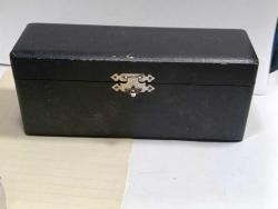 P12-----KUTUSUNDA ANTİKA 3 ADET MİKROSKOP CAMI VE DİĞER GEREÇLER