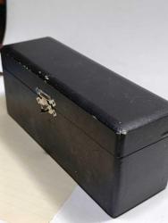 P12-----KUTUSUNDA ANTİKA 3 ADET MİKROSKOP CAMI VE DİĞER GEREÇLER