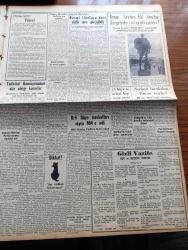 Yeni İstanbul Gazetesi - 17 Ocak 1956 - Marcus Antonius Çeviren Halide Edip Adıvar Yazı Dizisi - Amerikan Başkanı Eisenhower Amerika Bütçe Tasarısını Kongreye Tevdi Etti - Üç Eski Vekil Sıtkı Yırcalı Fatin Rüştü Zorlu Ve Hasan Polatkan Hakkında Tahkikat Yapacak Komisyon Dün Seçildi - Hürriyet Partisi İl Merkezinde Dün Yapılan Basın Toplantısı - İstiklal Caddesinde Vitrinlere Bakarken Orhan Erengül Çıldırdı - John Foster Dulles'in Kız Kardeşini Ruslar Sorguya Çekmiş - Sovyetler Birliği Tarafından Bırakılan Alman Esirleri - Rus Başbakanı Bulganin'in Lâtin Amerika Hakkındaki Sözleri - Güreşçi Yaşar Doğu Bu Akşam Sevgili Yurduna Kavuşacak - Kazakistan'da Kurulacak Rus Ağır Sanayi Merkezi - Ordu Takımımız 2. Antremanını Yarın Galatasaray İle Yapacak - Film Yıldızı Sanatkar Özcan Tekgül Puro Tuvalet Sabunları Kullanıyorum Diyor - Çapamarka - Squibb İlaçları - Opon Ağrı Kesici - Fenerbahçeliler Ringten Çekildi - Adalet Takımı Beyoğluspor İle Oynayacak - İstanbul Belediyesi Şehir Tiyatrosu