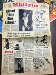 Ses Haftalık Aktüalite Sinema Tiyatro Müzik ve Gençlik Mecmuası Dergisi - 16 AĞUSTOS 1975 - Sayı: 33 - YALÇIN GÜLHAN - FİLİZ AKIN - ITIR ESEN, NECLA NAZIR - BÜYÜK BOY MÜJDE AR POSTERİ - TÜRKAN ŞORAY, DANYAL TOPATAN - NEŞE KARABÖCEK - ZEKİ MÜREN, ALİ RIZA BİNBOĞA - BEHİYE AKSOY - EMEL SAYIN - GÖNÜL YAZAR - BARIŞ MANÇO - ROBERT DE NIRO BABA FİLMİNDE - EBRU SABUN 1970'LER REKLAMI - MÜJDAT GEZEN - KAYNANALAR DİZİSİ, TEKİN AKMANSOY - LEVENT KIRCA - ÖZCAN KÖKNEL - POSTER ARKASI MÜLAYİM EKİ - AHMET ÖZHAN ALBÜM REKLAMI - TANKJU GÜRSU - KARTAL TİBET - EDİP AKBAYRAM - OMO 1970'LER REKLAMI - ÇETİN ENER - LUX SABUN 1970'LER REKLAMI - POSTERLİ 32 SAYFA TAM TAKIM DERGİ