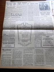 Yeni İstanbul Gazetesi - 15 Ocak 1956 - Profesör Doktor Yavuz Abadan Köşe Yazısı - Marcus Antonius Çeviren Halide Edip Adıvar Yazı Dizisi - Mareşal Tito'nun Bağdad Paktına Hücumları Dikkati Çekti - Birleşmiş Milletler Genel Sekreteri Perşembe Günü İstanbul'a Geliyor - Adnan Menderes İstanbul'da - Komisyonda Milli Müdafaa Bütçesi Görüşüldü - Hürriyet Partisi İstanbul'da Dün Resmen Faaliyete Geçti - Telefonlarda Bakım Ve Kira Ücreti Kaldırıldı - Radniçki Takımı Adalet'i 2 0 Yendi - Esrar Satıcısı Koskalı Kardeşler Yakalandı - 300 Ton Torik Balığı Merasimle Denize Döküldü - Vali Fahrettin Kerim Gökay'ın 6 7 Eylül Hadiselerine Dair Mektubu - Büyük Atatürk Meclisi Kurulması Üzerine Başvuru - General De Gaulle Yakında Bir Manastıra Kapanacak - Dünyaca Ünlü Rejisör Roberto Rosselini Türkiye'ye Geliyor - Şair Ressam Sandor Torday - Sanat Ve Edebiyat - Celal Sılay - Musset'ye Göre Şairin Toplum Karşısında Durumu - Sabahattin Kudret Aksal - Büyük Bestekar Mozart'ın 200. Doğum Yılı - Beşiktaş