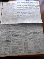 Yeni İstanbul Gazetesi - 15 Ocak 1956 - Profesör Doktor Yavuz Abadan Köşe Yazısı - Marcus Antonius Çeviren Halide Edip Adıvar Yazı Dizisi - Mareşal Tito'nun Bağdad Paktına Hücumları Dikkati Çekti - Birleşmiş Milletler Genel Sekreteri Perşembe Günü İstanbul'a Geliyor - Adnan Menderes İstanbul'da - Komisyonda Milli Müdafaa Bütçesi Görüşüldü - Hürriyet Partisi İstanbul'da Dün Resmen Faaliyete Geçti - Telefonlarda Bakım Ve Kira Ücreti Kaldırıldı - Radniçki Takımı Adalet'i 2 0 Yendi - Esrar Satıcısı Koskalı Kardeşler Yakalandı - 300 Ton Torik Balığı Merasimle Denize Döküldü - Vali Fahrettin Kerim Gökay'ın 6 7 Eylül Hadiselerine Dair Mektubu - Büyük Atatürk Meclisi Kurulması Üzerine Başvuru - General De Gaulle Yakında Bir Manastıra Kapanacak - Dünyaca Ünlü Rejisör Roberto Rosselini Türkiye'ye Geliyor - Şair Ressam Sandor Torday - Sanat Ve Edebiyat - Celal Sılay - Musset'ye Göre Şairin Toplum Karşısında Durumu - Sabahattin Kudret Aksal - Büyük Bestekar Mozart'ın 200. Doğum Yılı - Beşiktaş