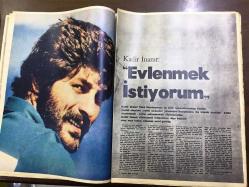 Ses Haftalık Aktüalite Sinema Tiyatro Müzik ve Gençlik Mecmuası Dergisi - 7 EYLÜL 1974 - Sayı: 37 - FATMA GİRİK - JÜLİDE GÜLİZAR - KADİR İNANIR EVLENMEK İSTİYOR - ANTALYA FİLM ŞENLİĞİ 1974 - NECLA NAZIR - HAKAN BALAMİR, AYTAÇ ARMAN, YALÇIN GÜLHAN - EDİZ HUN - JÜLİE EGE - SOPHIA LOREN - ARSEN LÜPEN - JÜLİDE GÜLİZAR - SALİH KIRMIZI POSTER - SERDAR GÖKHAN - AYHAN IŞIK - DEAN MARTIN - TERRY JACKS - RUHAN DENİZ - TOM JONES - NİLÜFER - İLHAN İREM - TANJU OKAN - JOHN LENNON - LEYLA KENTER - FERDA BÜYÜKGÜNEŞ - AEG TÜPLÜ TELEVİZYON REKLAMI - POSTERLİ 32 SAYFA TAM TAKIM DERGİ