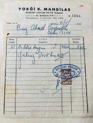 OTOMOBİL BENZİN FATURASI - 11 MAYIS 1953 - YORĞİ K.MANDİLAS - SOKONİ VAKUM SATIŞ ŞUBESİ VE BAKKALİYE - TARABYA, İSTANBUL- AHMET ÇAYIROĞLU - ISLAK İMZALI, KAŞELİ DAMGA PULU  - 17 x 22 cm EBATLI ORİJİNAL FATURA