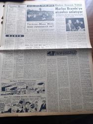 Zafer Gazetesi - 11 Nisan 1954 - Atatürk'ü Milletçe Andık - Anıtkabir'de Dünkü Tören - İlk Büyük Kimya Tesisi - İran Eski Dışişleri Vekili Hüseyin Fatimi Dün Kurşuna Dizildi - Oramiral Arthur Radford Dün Başvekilimiz Adnan Menderes Tarafından Kabul Edildi - Le Monde Gazetesi Türkiye Hür Bir Avrupa Fikrinin Mürevvicidir - Basın Hürriyeti Davası Var Mıdır - Mümtaz Faik Fenik Köşe Yazısı - Öğretmenler Bankası - Ayın Ondördü Yazan Refik Halid Karay Yazı Dizisi - Orhan Seyfi Orhon Köşe Yazısı - 4 Senede 800 Adet Köprü İnşa Edildi - Ömer Sanaç - Doğu Almanya Halkı Ayaklanıyor - Atatürk'ün Hayatı Yazan Enver Behnan Şapolyo - Uçan Daire Gördüm Yazan Adviye Fenik - Anıtkabir'den Resimler - Alın Yazısı Oynayan Gina Lollobrigida Resimli Roman - Türkiye Mısır Milli Maçı Oynanacak Mı - Marlon Brando 'yu Nişanlısı Anlatıyor - Derya Kabadayıları Yazan Sadi Karsel Yazı Dizisi - Ankara İzmir Temsili Maçı - Cemiyet Hayatı - Romeo Ve Jüliet 1954  Yazan Reinhard Fedumann Yazı Dizisi - Sümerbank