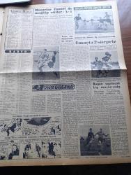 Zafer Gazetesi - 28 Kasım 1954 - Mümtaz Faik Fenik Köşe Yazısı - Kapalıçarşı'da 1000 1500 Dükkan Kül Oldu - Sıhhat Vekili Behçet Uz - 1955 Bütçesi Başvekalatte - Celal Bayar Dün İstanbul'a Gitti - Mısır'da Tevkif Edilen Şahıslar 1000'i Buldu - Madeni Paralar Değiştirilecek -  Başvekil Adnan Menderes'e Gönderilen Telgraflar - Roket Uçuş Denemeleri - Ayın Ondördü Yazan Refik Halid Karay Yazı Dizisi - Türkiye Şoförler Federasyonu - Krem Mouson - Bir İngiliz Ailesinin Bütün Fertlerini Öldüren Dominici Hakkında Savcı iddianamesi - Cezayir'de Fransız Harekatı Başlıyor - Amerika Kızıl Çin'e Sert Bir İhtarda Daha Bulundu - Macarlar Fenerbahçe'yi 3 1 Mağlup Etti - Hollywood Nasıl Doğdu Mary Pickford'un Hatıraları - Ankara'da Temsiller Veren Fransızları Seyrederken - Romeo Ve Jüliet 1954 Yazan Reinhard Fedumann Yazı Dizisi - Güneşspor Otoyıldırım Maçından Bir Görünüş - Ankara İstanbul İzmir Radyosu Programı - Derya Kabadayıları Yazan Sadi Karsel - Hacettepe Gençlerbirliği Maniasını Aşabilecek Mi