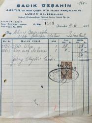 OTOMOBİL BİLYA, AKS KEÇESİ FATURASI - 4 HAZİRAN 1953 - SADIK ÖZŞAHİN - AUSTİN VE HER ÇEŞİT OTO YEDEK PARÇALARI VE LUCAS MALZEMELERİ - İSTANBUL- AHMET ÇAYIROĞLU - ISLAK İMZALI, KAŞELİ DAMGA PULU - 19 x 26 cm EBATLI ORİJİNAL FATURA