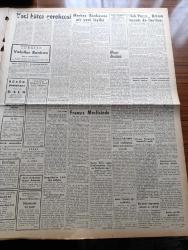 Zafer Gazetesi - 29 Aralık 1954 - Salı Pazarı Rıhtım İnşaatı Da İlerledi - Mümtaz Faik Fenik Köşe Yazısı - Başvekil Adnan Menderes'in Dünkü Tetkikleri - Reisicumhur Celal Bayar'ın Dünkü Kabulleri - Karakış 1 Tatbikatı Çok Başarılı Geçiyor - Balık İhracatı İçin Tedbirler - Büyük Millet Meclisi Orta Doğu Parlamentolar Grubu Faaliyete Geçti - Merkez Bankasına Ait Yeni Layiha Bütçe Encümeninde- Ayın Ondördü Yazan Refik Halid Karay Yazı Dizisi - Orhan Seyfi Orhon Köşe Yazısı - Verem Haftası - Ekmeklerin Örnek Maya Tecrübesi Bugün Sona Eriyor - Amerika Gümrük Resmini İndiriyor -  Yeni Amerikan Askerî Yardımı - Hüseyin Cahit Yalçın Şişli Çocuk Hastanesine Kaldırıldı - Yılanlarla Sevişenler - Çok Sesli Musiki Yazan Mithat Akaltan - Zafer Kupası Güreş Müsabakaları Cumartesi - Neden Rüya Görüyoruz - Beşiktaş Takımı Ankara'ya Geliyor - Derya Kabadayıları Yazan Sadi Karsel Yazı Dizisi -  Alman Trıumphator Yazı Makinası - Sana Nebati Margarin - Riv Yazar Kasa - Sinema Yıldızı Silvana Panpanini
