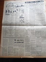 Zafer Gazetesi - 23 Ekim 1954 - Mümtaz Faik Fenik Köşe Yazısı - Almanya'ya 10 Bin Ton Fındık Satılıyor - Reisicumhur Celal Bayar'ın Kabulleri - Yeni Mimar Akademisi Ankara'da Tesis Edilecek - Kırıkkale'de Yeni Bir Okul Açıldı - Silahsızlanma Meselesi - Bu Sene De Çay Rekoltesi Yüksek - Bol Miktarda Et Temini İçin Alınan Tedbirler - Cumhuriyet Bayramı Hazırlıkları Sona Erdi - Süper Bale Kadın Çorabı - Ulus Matbaası Aleyhinde Açılan Tazminat Davası - Cezayir'de Sel - Almanya'da Ve İsviçredeki İlaç Fabrikaları Geliyor - Atatürk İstiklal Harbini Bu Odada İdare Etti - Ürdün'ün Ahli Takımı Beyoğluspor'u 1 0  Yendi - At Yarışları Bugünkü Programı - Fantezi Bir Uçan Daire Yeryüzüne İndi Yazan Nihat Ülkekul - Cemiyet Hayatı - İkiz Dünya Başka Alemlerde Bir Macera Çizgi Roman - Muhabank Piyango İkramiyesi - Bursa Mobilya Pazarı - Sana Nebati Margarin - Derman Ağrı Kesici -  Türkiye Jokey Kulübü Ankara Şehir Hipodromu At Yarışları - Kayaş Pastörize Süt Fabrikası