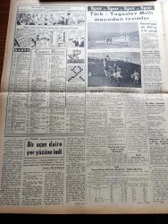 Zafer Gazetesi - 21 Ekim 1954 - Mümtaz Faik Fenik Köşe Yazısı - Almanya'daki İşgal Rejimi Sona Eriyor - Türkiye Pakistan Paktı'nın Ehemmiyeti - Celal Bayar Dün İş Bankasını Ziyaret Etti - İstanbul Teknik Üniversitesinde Yeni Ders Yılına Törenle Başlandı - Başvekil Adnan Menderes'in Yakasına Kıbrıs Türktür İbaresi Yazılı Rozet Takılıyor - Yeni Mimari Akademi Kurulacak - Yedek Subay Okulunda Diploma Tevzii Töreni - Refik Koraltan Nevşehir'de - Belgrad Karması İstanbul'u 4 3 Mağlup Etti - Orhan Seyfi Orhon Köşe Yazısı - Ankara'da Büyük Bir Rasathane Kurulacak - Adana Tam Bir Sanayi Şehri Haline Geliyor - Türkiye Avusturya Ticaret Anlaşması - Asilerle Savaş - Türk Yugoslav Milli Maçından Resimler - İkiz Dünya Başka Alemlerde Bir Macera Çizgi Roman - Fantezi Bir Uçan Daire Yeryüzüne İndi Yazan Nihat Ülkekul Yazı Dizisi - Hacettepe De Ahli'yi 5 0 Yendi - Dünya Ağır Siklet Boks Şampiyonluğu - Rocky Marciano - Çocuk Köşesi - Star Traş Bıçağı - Bursa Mobilya Mağazası - Scotsman Gaz Sobası