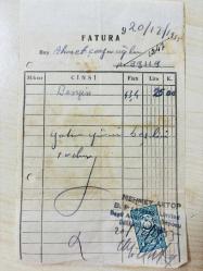 OTOMOBİL BENZİN FATURASI - 20 ARALIK 1955 - MEHMET AKTOP - B.P (AEGEAN) LİMİTED BAYİİ AKİŞ BENZİN DEPOSU - ÜMRANİYE, İSTANBUL - AHMET ÇAYIROĞLU - ISLAK İMZALI, KAŞELİ DAMGA PULU - 12 x 19 cm EBATLI ORİJİNAL FATURA