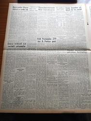 Zafer Gazetesi - 11 Ekim 1954 - Mümtaz Faik Fenik Köşe Yazısı - Liman İnşaatına Çok Büyük Bir Hız Verildi - Reisicumhur Celal Bayar Ankara'ya Avdet Etti - Başvekil Adnan Menderes'in Nuri Said Paşa Şerefine Ziyafeti - Piskopos Makarios Londra'ya Gidiyor - Toprak Mahsulleri Ofisi'nin Başarıları Yeniden Birçok Silo Kuruluyor - Sabık İran Hariciye Vekili Hüseyin Fatimi İdama Mahkum Edildi - Dört Yeni Çocuk Bahçesi Açıldı - Burası Ve Ötesi Yazan Orhan Remzi Yüreğir Yazı Dizisi - Orhan Seyfi Orhon Köşe Yazısı - Standartlar Enstitüsü Faaliyete Geçirildi - Tiyatro Kronikleri Keçiler Adası Dramı Yazan Turhan Dilligil- Giresun'da 200 Yataklı Bir Hastane Yapılıyor -Paris'te 1955 Modeli Mayo Sergisi - Marilyn Monroe'nun Boşanması - Atom Enerjisiyle Kanser Tedavi Edilecek Mi - Halk Partisinden 279 Kişi Demokrat Parti'ye Geçti - Milli Takım Galatasaray'ı Dün 1 0 Mağlup Etti - Fransa'daki Casusluk Hadisesi Baranes Vakası Çeviren Eşfak Aykaç Yazı Dizisi - Adana Türkiye Yüzme Birincisi - BP