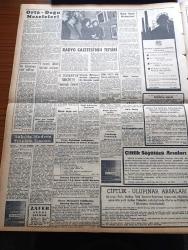 Zafer Gazetesi - 17 Şubat 1957 - Çiftçinin Topraklandırılması Süratle Devam Ediliyor - 1957 Senesinde 2 Milyon Dönüm Arazi Dağıtılacak - Yunanlıların Başvurduğu Yeni ve Çirkin Tertipler - Başvekil Adnan Menderes İstanbul'da - İzmir Vapurunun Batması Faciası - Birleşmiş Milletler Genel Kurulunda Orta Doğu Meseleleri Yarın Tetkik Edilecek - Meşhur Moda Otoritelerinden Jaques Hein - Kremlin'de Huzursuzluk Gittikçe Şiddetleniyor -  Macar Göçmen Kafilesinin İkincisi de Geldi - Suudi Arabistan'a Yapılan Yardımlar - Çocuk Haklarının Korunması İçin Bir Cemiyet Kuruldu - Ulus'ta İşhanı Ve Sinemanın İnşaat Sahası Hafriyatı Başladı - Amerikalıların Yeni İcadı Brainstorm - Hindistan Pakistan Sınırına Asker Yığıyor - Özlediğim Kadın Yazan Mükerrem Kâmil Su Yazı Dizisi - Radyo gazetesi - Amerika Türkiye Ordu Takımları Bugün 14 30 da Adana'da Oynanıyor - Galatasaray Alpulluda Fenerbahçe Eskişehirde Maçlarını Kazandılar - Gar Gazinosu  - Firavun'un Gözdesi Filmi