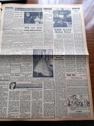 Zafer Gazetesi - 13 Şubat 1957 - Şeker Vesikaya Bağlanmayacaktır - Reisicumhur Celal Bayar'ın Milliyetçi Çin Hariciye Vekili Doktor George K. C. Yeh'i Kabul Etti - Türkiye Milliyetçi Çin Kültür Anlaşması Dün Merasimle İmza Edildi - Kızıl Papaz Makarios'un Resmi Bulunan Yunan Pulları - Profesör Nihad Erim'in Kıbrıs'a Dair Beyanatı - 78 Macar Mülteci İstanbul'a Geldi -  Başvekil Adnan Menderes'in Ziyafeti - Salah Salim Hapiste - Sarışın İngiliz Yıldızı Diana Dors Halen Büyük Çekiç Adlı Film Çevirmektedir - Suriye'de Siyasi Buhran Genişliyor - Gülhane Parkında Bir Cüceler Köyü Kuruluyor - Rock And Roll Dansının Spor Ve Sergi Sarayında Oynanmasına İzin Verilmedi - Stalin Adı Rus Azizleri Arasında Anılacakmış - Paris Tiyatrolarında Karagöz Temsilleri - Christian Dior'dan Bir Yaz Modeli - Galatasaray Vefa İstanbulspor Fenerbahçe Maçı Tehir Edildi - Atletizm Federasyonu Asbaşkanı Semih Türkdoğan - Dağlar Şampiyonu Carla Marchell - Boks'da Modern Tekniğin Esasları - Ankaragücü Demirspor Maçı
