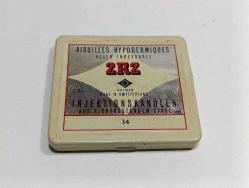 K88-------KUTUSUNDA ESKİ ŞIRINGA İĞNELERİ