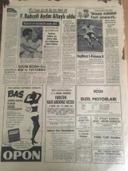 HÜRRİYET GAZETESİ 7 TEMMUZ 1966 YIL :19 SAYI :6532---İstanbullular dün  buram buram terledi --İsveç te 100 yıldır görülmemiş  sıcak var ---Irak a  silah verip petrol alacağız --35 bin yol işçisi greve başlıyor ----Balık adam  Nazmi  batık  motora indi ---CHP ,ortanın solundan sık sık  bahsetmeyecek ---Don Jaime nin  hatıratı  büyük hadise yarattı --Halk türkülerin  altın sesi  sanatkarı : Yavuz Taner --Belediye mimarları  için terfi kadrosu  sağlanıyor ---Radyo Programları ---Kabından  fışkıran  350 ton  sıvı  cam fabrikayı  eritiyor --Taksim Belediye Gazinosu : Efgan Efekan 'ı ----Rusya dan  kaçmak son çaremizdi ---Fenerbahçeli Aydın Altaylı oldu ---Almanya muhakkak finali  oynayacak ---Geçen sezon 1553  kişi 13 tutturdu ---İngiltere :1 Polonya : 0---Irak a silah satacağız ---Avusturya  da oturup Almanya da  çalışıyor --Amerikalıların  sigara tiryakisi  çocukları ---Bir Türk  çocuğunu  evlat  edinmek isteyen İngiliz  ailesi ağustos ta geliyor ---