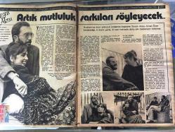 Ses Haftalık Aktüalite Sinema Tiyatro Müzik ve Gençlik Mecmuası Dergisi - 6 ARALIK 1980 - Sayı: 27 - WALTON AİLESİ POSTERİ - MARY SROSBY - ALI MC GRAW - FERDİ TAYFUR, NİL BURAK, NECLA NAZIR - LEE MAJORS - SEZEN AKSU, SİNAN ÖZER - MÜJDAT GEZEN - MÜNİR ÖZKUL - PERRAN KUTMAN - SUE ELLEN - NÜKHET DURU - GÜLŞEN BUBİKOĞLU - TANYA ROBERTS - İLHAN İREM - FİKRET HAKAN - OYA AYDOĞAN - FEYZİ TUNA - PERİHAN SAVAŞ - SİBEL EGEMEN - ERSUN ERDURA - BASTIBACAK BASRİ - DEMİRDÖKÜM FIRIN 1980'LER REKLAMI - JOHNNY HOLLIDAY - POSTERLİ 48 SAYFA TAM TAKIM DERGİ