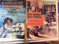 Ses Haftalık Aktüalite Sinema Tiyatro Müzik ve Gençlik Mecmuası Dergisi - 6 ARALIK 1980 - Sayı: 27 - WALTON AİLESİ POSTERİ - MARY SROSBY - ALI MC GRAW - FERDİ TAYFUR, NİL BURAK, NECLA NAZIR - LEE MAJORS - SEZEN AKSU, SİNAN ÖZER - MÜJDAT GEZEN - MÜNİR ÖZKUL - PERRAN KUTMAN - SUE ELLEN - NÜKHET DURU - GÜLŞEN BUBİKOĞLU - TANYA ROBERTS - İLHAN İREM - FİKRET HAKAN - OYA AYDOĞAN - FEYZİ TUNA - PERİHAN SAVAŞ - SİBEL EGEMEN - ERSUN ERDURA - BASTIBACAK BASRİ - DEMİRDÖKÜM FIRIN 1980'LER REKLAMI - JOHNNY HOLLIDAY - POSTERLİ 48 SAYFA TAM TAKIM DERGİ