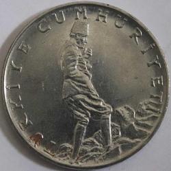 Türkiye Cumhuriyet 1977 Yılı 2.5 Lira   Tura'ya Göre Ters  5144