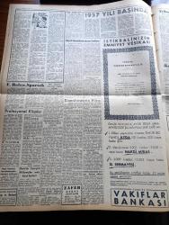 Zafer Gazetesi - 2 Ocak 1957 - Amerika Orta Doğunun Sovyet Nüfuzu Altına Girmesini Önleyecek - Reisicumhur Celal Bayar Yılbaşını Diyarbakır'da Geçirdi - 1954'de İmzalanan Mısır İngiliz Anlaşması Fesholundu - İngiltere'de Petrol Darlığı Had Safhada - Mersin İzmir Alsancak Salı Pazarı Ve Haydarpaşa Giresun Samsun Limanlarının Çok Mühim Kısımları Tamamlandı - Yılbaşında Jokey Kulübü Balosu Çok Parlak Oldu - Arcadia Transatlantiği Büyük Tehlike Atlattı - Zavallı Macar Milleti Yeni Yıla Girerken Hürriyet İçin Dua Ettiler - Mareşal Bulganin'in Silahsızlanma Teklifi Ve Anthony Eden - Milli Mücadelenin İç Alemi Ve Ankara - İstanbul'da Yılbaşı Nasıl Geçirildi - Eski Maarif Vekillerinden Mustafa Necati Dün Anıldı - Özlediğim Kadın Yazan Mükerrem Kâmil Su Yazı Dizisi - Asil Model Claire Fitzpatrick - Sao Paulo Otomobil Yarışını Bir Portekizli Kazandı - Opon Ağrı Kesici - Fenerbahçe Spartak Maçı Çok Sert Oynandı - Dünya Orta Siklet Boks Şampiyonluğu - Atletizm Federasyonu Kadrosu Teşkil Edildi