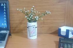 VAZO DAHİL VAZODA ÇİÇEK,BEYAZ YAPAY ÇİÇEK,VAZO DEKORATİF PEMBE ELBİSELİ KADIN 7X7X16CM