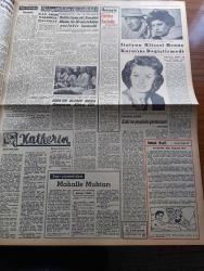 Zafer Gazetesi - 31 Ekim 1957 - Ankara Radyo Gazetesinin Dün Akşamki Şayanı Dikkat Tefsiri - Politika Oyunları Halkı İsyana Sevk Eden Çok Menfur Bir Mahiyet Almıştır - Seçim Neticeleri Adliye Vekaleti Tebliğ Neşretti - Tebliğe Göre Demokrat Parti 424 CHP 178 Hürriyet Partisi 4 Cumhuriyetçi Millet Partisi 4 Mebusluk Bulunuyor - Birleşmiş Milletlerde Türkiye Suriye İhtilafına Dair Müzakereler - Kral Suud'un Türkiye Suriye Arasında Arabulucuk Teklifi Baki - Seçim Neticesinin Almanya'da Akisleri Demokrat Parti'nin Seçim Zaferi Bir Sürpriz Değildir - Cumhuriyetin 34. Yıldönümü Törenleri San Francisco Belediyesine Türk Bayrağı Çekildi - İsmet İnönü'nün Şaşkın Fotoğrafı - İngiliz Hariciye Vekili Selwyn Lloyd'un Beyanatı Türkiye Güvenilir Bir Müttefikimizdir - Leipzig Fuarına İştirak Ediyoruz - Bayazıt Meydanının Tanzimi İşi Bitiriliyor - İtalyan Kilisesi Sophie Loren'in Evliliğini Muteber Saymıyor - Cevdet Karataş - Sarı Çizmeliden Yazan Adviye Fenik - Tanınmış Amerikalı Film Amili Mayer Öldü