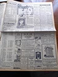 Zafer Gazetesi - 31 Ekim 1957 - Ankara Radyo Gazetesinin Dün Akşamki Şayanı Dikkat Tefsiri - Politika Oyunları Halkı İsyana Sevk Eden Çok Menfur Bir Mahiyet Almıştır - Seçim Neticeleri Adliye Vekaleti Tebliğ Neşretti - Tebliğe Göre Demokrat Parti 424 CHP 178 Hürriyet Partisi 4 Cumhuriyetçi Millet Partisi 4 Mebusluk Bulunuyor - Birleşmiş Milletlerde Türkiye Suriye İhtilafına Dair Müzakereler - Kral Suud'un Türkiye Suriye Arasında Arabulucuk Teklifi Baki - Seçim Neticesinin Almanya'da Akisleri Demokrat Parti'nin Seçim Zaferi Bir Sürpriz Değildir - Cumhuriyetin 34. Yıldönümü Törenleri San Francisco Belediyesine Türk Bayrağı Çekildi - İsmet İnönü'nün Şaşkın Fotoğrafı - İngiliz Hariciye Vekili Selwyn Lloyd'un Beyanatı Türkiye Güvenilir Bir Müttefikimizdir - Leipzig Fuarına İştirak Ediyoruz - Bayazıt Meydanının Tanzimi İşi Bitiriliyor - İtalyan Kilisesi Sophie Loren'in Evliliğini Muteber Saymıyor - Cevdet Karataş - Sarı Çizmeliden Yazan Adviye Fenik - Tanınmış Amerikalı Film Amili Mayer Öldü
