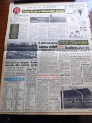 Zafer Gazetesi - 31 Ekim 1957 - Ankara Radyo Gazetesinin Dün Akşamki Şayanı Dikkat Tefsiri - Politika Oyunları Halkı İsyana Sevk Eden Çok Menfur Bir Mahiyet Almıştır - Seçim Neticeleri Adliye Vekaleti Tebliğ Neşretti - Tebliğe Göre Demokrat Parti 424 CHP 178 Hürriyet Partisi 4 Cumhuriyetçi Millet Partisi 4 Mebusluk Bulunuyor - Birleşmiş Milletlerde Türkiye Suriye İhtilafına Dair Müzakereler - Kral Suud'un Türkiye Suriye Arasında Arabulucuk Teklifi Baki - Seçim Neticesinin Almanya'da Akisleri Demokrat Parti'nin Seçim Zaferi Bir Sürpriz Değildir - Cumhuriyetin 34. Yıldönümü Törenleri San Francisco Belediyesine Türk Bayrağı Çekildi - İsmet İnönü'nün Şaşkın Fotoğrafı - İngiliz Hariciye Vekili Selwyn Lloyd'un Beyanatı Türkiye Güvenilir Bir Müttefikimizdir - Leipzig Fuarına İştirak Ediyoruz - Bayazıt Meydanının Tanzimi İşi Bitiriliyor - İtalyan Kilisesi Sophie Loren'in Evliliğini Muteber Saymıyor - Cevdet Karataş - Sarı Çizmeliden Yazan Adviye Fenik - Tanınmış Amerikalı Film Amili Mayer Öldü