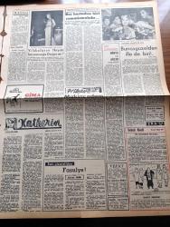 Zafer Gazetesi - 23 Ekim 1957 - Adnan Menderes'in Şahsında Ankara'nın Demokrat Parti'ye Büyük Muhabbet Ve İtimadı - 100 Bin Ankaralı Ve 100 Bin Adana'lının Başvekil Adnan Menderes'e Dünkü Büyük Sevgi Tezahüratı - New York Herald Tribune'nin Başvekil Adnan Menderes'e Dair Neşrettiği Yazı - Şoförler Demokrat Parti'ye Sadıktır - Reisicumhur Celal Bayar'ın İskenderun Nutku - Fatin Rüştü Zorlu Suudi Arabistan'a Gitti - Brezilya'dan 300 Ton Kahve Geliyor - Salihli Valeks Fabrikasının Temeli Atıldı - Ahmet Andiçen Sincanköyde Bir Okul Yaptırıyor - Yıldızların Hayatı İmrenmeye Değer Mi - Kim Novak - Ava Gardner - Greto Garbo - Dünya Güzeli Seçilen Marita Lindahl - Hikâye Makine Adam - Katherin Yazan Hans Habe Yazı Dizisi - İran Şahı Muhammed Rıza Pehlevi İle Kraliçe Süreyya Prenses şehnaz'la Düğün Gecesi Bir Arada Fotoğraf - Kapalı Salon Güreş Müsabakalarının Son Gecesinde Bulguları 7 0 Yendik - Ankara Roma Boks Kadroları Belli Oldu - İstanbul Lig Maçları - Gençlik Parkı'nda Buz Revüsü