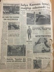 HÜRRİYET GAZETESİ 24 ARALIK 1964 YIL :17 SAYI :1964 ---İmar Bakanı Açıkladı :Gecekondu sahipleri tapu alacak --Artist  yapmak için va di ile fuhşa  sürüklüyorlar --Komisyonda iki mebus ağız kavgası yaptı ---Şoförü 2. penceresinden aşağı atmışlar ---Mahkemede karısını avukat gibi  savundu --Heyelan yüzünden Ankara -Kayseri  Demiryolu  kapandı ---36 karaborsacı ile  103 yardımcısı  yakalandı ---Amerika 600 kişilik  dev uçak yapıyor ---Sofya Karması ,İzmir i  mağlup edemedi :1-1---Ali Sami Yen Stadının İsmi Değiştirilecek ---R. Karaduman Milli Takımdan Daha İyi Futbol Oynadık Dedi ---Bağcılar Başşehre  dört puan için  gidiyoruz  dedi ---Yılın futbolcusu :Denis law ----Artist ajanın cep telefonundan ---Konya İtfaiye Personeli Yerli Arazöz Yaptı ---Nedim Veysel  İlkin  Merkeze Alınması Katileşti ---