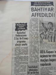 11 Aralık 1981 - Eski Başkanlardan Emin Cankurtaran araya girince Bahtiyar Affedildi! - Basketbol Federasyonu 2.Lig'de 8 maçı programa almayı unuttu - UEFA Kupası'nda üçüncü tur rövanş maçları bu gece yapılacak 11 Aralık 1981 - Galatasaray'ın Teknik Direktörü Özkan Sümer takımdaki görevine fiilen başladı - Dün Ali Sami Yen Stadı'nda iki saat süren çalışmada tüm futbolcularla tek tek yakından ilgilendi  fotoğraf ve haberi - Gazete haberi - Tek Yaprak Arkalı Önlüdür