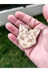 Nemesis Kedi Ay Yıldız Büyü Ahşap Kolye Ucu Rölyef Kabartmalı El Yapımı Huş Tahta 6 cm