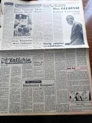 Zafer Gazetesi - 5 Eylül 1957 - İşbirlikçilerin Beyannamesi - Bir Beyanname Ki Gayesi Milleti Aldatmaktır - Majeste Zahir Şah Ve Celal Bayar İzmir'e Gidiyor - Havacılık Sergisi - Tanınmış Orkestra Şefi Robert Lawrence Riyaseticumhur Filarmoni Orkestrası Şefliğine Tayin Edilmiştir - Dört Vilayette Yeni Et Kombinaları Kurulacak - Suriye'de Durum Vahim - Doktor Fazıl Küçük' ün Basın Toplantısı Türkiye Muhtar Kıbrıs Tezini Kabul Etmiyor - Beden Terbiyesi Umum Müdürü Nizamettin Kırşan - Orhan Çapçı'nın Mühim Beyanatı Vakıflar İdaresi Turistik Oteller İnşa Ettiriyor - Dirilen Sevgili Yazan Muazzez Auroba Yazı Dizisi - Sedef Hastalığı - Milli Tarihimizde Sivas Kongresinin Tuttuğu Yer Yazan Doktor Şükrü Akkaya Yazı Dizisi - Birleşik Amerika'da Beyazlarla Siyahilerin Davası - Katherin Yazan Hans Habe Yazı Dizisi - Sarı Çizmeliden Yazan Adviye Fenik Köşe Yazısı - Bir Okul Müdürü Zencileri Okula Sokmadı - Etibank - Tokalon - Sepin Çamaşır Tozu - Beşiktaş'ı Vefalı Olan Beşiktaşlılar Yendi