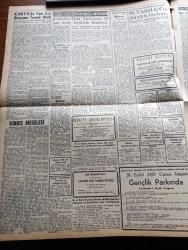 Zafer Gazetesi - 19 Eylül 1957 - Seçimlerin Yaklaşmış Bulunduğu Şu Günlerde Muhalefet Saflarında Büyük Çöküntüler Oluyor - Gecekonduların Tapuları Veriliyor - York Shire Poste'un Yazısı Türkiye'nin Kıbrıs'la Alakasını Unutmak Siyasi Felâket Olur - Pakistan Dawn Gazetesi Atatürk Üniversitesini Hararetle Övüyor - Bilecik Konserve Fabrikasının Temeli Dün Törenle Atıldı - Muhalefetin İğrenç Propagandası - Ankara Sel Felaketi Sebebiyle Celal Bayar'a Gönderilen Telgraflar - İstanbul Ve Ankara'da Seçim Faaliyetleri - Konya'da Yeni Gar Binasının Temeli Atıldı - Beynelmilel Tiyatro Festivali - Mümtaz Tarhan'ın Dünkü İzahatı - Katherin Yazan Hans Habe Yazı Dizisi - Cezayir Meselesi Birleşmiş Milletler Kurulunda - İkinci Dünya Harbinin Duyulmamış Vakaları - Edison Ampul - Ziraat Bankası - Küçük İlanlar - Dünya Ordulararası Spor Konseyi Neticesi - Basketbol Sahasında Faaliyetler - Futbol Hastalığı Yazan Süleyman Tekil- Ankara Karması İçin Çağırılan Boksörler - Galatasaray Beşiktaş Maçı Hazırlığı