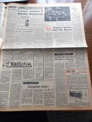 Zafer Gazetesi - 19 Eylül 1957 - Seçimlerin Yaklaşmış Bulunduğu Şu Günlerde Muhalefet Saflarında Büyük Çöküntüler Oluyor - Gecekonduların Tapuları Veriliyor - York Shire Poste'un Yazısı Türkiye'nin Kıbrıs'la Alakasını Unutmak Siyasi Felâket Olur - Pakistan Dawn Gazetesi Atatürk Üniversitesini Hararetle Övüyor - Bilecik Konserve Fabrikasının Temeli Dün Törenle Atıldı - Muhalefetin İğrenç Propagandası - Ankara Sel Felaketi Sebebiyle Celal Bayar'a Gönderilen Telgraflar - İstanbul Ve Ankara'da Seçim Faaliyetleri - Konya'da Yeni Gar Binasının Temeli Atıldı - Beynelmilel Tiyatro Festivali - Mümtaz Tarhan'ın Dünkü İzahatı - Katherin Yazan Hans Habe Yazı Dizisi - Cezayir Meselesi Birleşmiş Milletler Kurulunda - İkinci Dünya Harbinin Duyulmamış Vakaları - Edison Ampul - Ziraat Bankası - Küçük İlanlar - Dünya Ordulararası Spor Konseyi Neticesi - Basketbol Sahasında Faaliyetler - Futbol Hastalığı Yazan Süleyman Tekil- Ankara Karması İçin Çağırılan Boksörler - Galatasaray Beşiktaş Maçı Hazırlığı