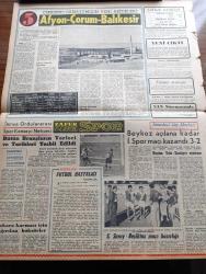 Zafer Gazetesi - 19 Eylül 1957 - Seçimlerin Yaklaşmış Bulunduğu Şu Günlerde Muhalefet Saflarında Büyük Çöküntüler Oluyor - Gecekonduların Tapuları Veriliyor - York Shire Poste'un Yazısı Türkiye'nin Kıbrıs'la Alakasını Unutmak Siyasi Felâket Olur - Pakistan Dawn Gazetesi Atatürk Üniversitesini Hararetle Övüyor - Bilecik Konserve Fabrikasının Temeli Dün Törenle Atıldı - Muhalefetin İğrenç Propagandası - Ankara Sel Felaketi Sebebiyle Celal Bayar'a Gönderilen Telgraflar - İstanbul Ve Ankara'da Seçim Faaliyetleri - Konya'da Yeni Gar Binasının Temeli Atıldı - Beynelmilel Tiyatro Festivali - Mümtaz Tarhan'ın Dünkü İzahatı - Katherin Yazan Hans Habe Yazı Dizisi - Cezayir Meselesi Birleşmiş Milletler Kurulunda - İkinci Dünya Harbinin Duyulmamış Vakaları - Edison Ampul - Ziraat Bankası - Küçük İlanlar - Dünya Ordulararası Spor Konseyi Neticesi - Basketbol Sahasında Faaliyetler - Futbol Hastalığı Yazan Süleyman Tekil- Ankara Karması İçin Çağırılan Boksörler - Galatasaray Beşiktaş Maçı Hazırlığı