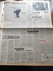 Zafer Gazetesi - 20 Eylül 1957 - Yeni Santrallardan Cereyan Alan Şehirlerimizin Elektrik Fiyatlarında Büyük Ucuzluk Yapılıyor - Birleşmiş Milletler Genel Kurulunda Konuşan John Foster Dulles Türkiye. Tehdide Maruz Bulunuyor Dedi - Afgan Ziraat Nazırı Mir Muhammed Yusuf İzmir'de - Ziraat Vekili Esad Budakoğlu Balıkesir'de - Ankara Demokrat Parti İl Teşkilatında Seçim Hazırlıkları Arttı - İstanbul'da Seçim Kütükleri Bugün Asılıyor - Modern Şekilde İnşa Edilmekte Olan Salı Pazarı Görüntüsü - Dirilen Sevgili Yazan Muazzez Auroba Yazı Dizisi - Kızılay Sağlık Kervanları - 274 Yataklı Hastahane Ve Hemşire Okulu Açılıyor - Profesör Doktor Halit Kamgözen Avrupa'dan Döndü - İstanbul Belediyesi Kontrolleri Arttırdı - Katherin Yazan Hans Habe Yazı Dizisi - Cezayir'de Çok Kanlı Çarpışmalar Oluyor - Avrupa'da Asya Gribi Süratle Genişliyor - Sabah Keyfi Necdet Rüştü Efe - Nezle Virüslerinden Birine Karşı Aşı Bulundu - Merinos Yetiştiriciliğinde Türkiye Almanya işbirliği - Princesse El Losyonu