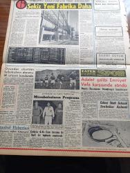 Zafer Gazetesi - 20 Eylül 1957 - Yeni Santrallardan Cereyan Alan Şehirlerimizin Elektrik Fiyatlarında Büyük Ucuzluk Yapılıyor - Birleşmiş Milletler Genel Kurulunda Konuşan John Foster Dulles Türkiye. Tehdide Maruz Bulunuyor Dedi - Afgan Ziraat Nazırı Mir Muhammed Yusuf İzmir'de - Ziraat Vekili Esad Budakoğlu Balıkesir'de - Ankara Demokrat Parti İl Teşkilatında Seçim Hazırlıkları Arttı - İstanbul'da Seçim Kütükleri Bugün Asılıyor - Modern Şekilde İnşa Edilmekte Olan Salı Pazarı Görüntüsü - Dirilen Sevgili Yazan Muazzez Auroba Yazı Dizisi - Kızılay Sağlık Kervanları - 274 Yataklı Hastahane Ve Hemşire Okulu Açılıyor - Profesör Doktor Halit Kamgözen Avrupa'dan Döndü - İstanbul Belediyesi Kontrolleri Arttırdı - Katherin Yazan Hans Habe Yazı Dizisi - Cezayir'de Çok Kanlı Çarpışmalar Oluyor - Avrupa'da Asya Gribi Süratle Genişliyor - Sabah Keyfi Necdet Rüştü Efe - Nezle Virüslerinden Birine Karşı Aşı Bulundu - Merinos Yetiştiriciliğinde Türkiye Almanya işbirliği - Princesse El Losyonu