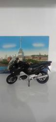 koleksiyonluk dekorluk 1:18  BMW R-1200RT Motosiklet direksiyondan ön teker sağ sola  döner arka teker amortisörlü (oyuncak değildir) 12X8 cm