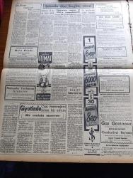 Zafer Gazetesi - 24 Ekim 1954 - Winston Churchill'in Adnan Menderes'e Telgrafı - Bremer Nachrichten Alman Gazetesinin Neşriyatı Türkiye Bugünkü Durumu İle Alman Sermaye Ve Kredisi İçin Arzulanacak Memlekettir - İran'da Vatana İhanet Suçundan İdman Edilen 9 Subay - Birleşmiş Milletler Dokuz Yaşına Girdi - Celal Bayar Nebrasca Heyetine Dün Bir Ziyafet Verdi - 29 Ekim Cuma Zafer Gazetesinin Fevkalade Sayısında Refik Halid Karay'ın Ayın Ondördü - Romeo Jüliet 1954 İtalyan Bombası Gina - Orhan Seyfi Orhon Köşe Yazısı - Giyotinde Can Vereceğini Bilen Bir Adam Yazı Dizisi - Orhan Seyfi Orhon Köşe Yazısı - Ahmet Muhip Dranas'a Atfedilen Beyanat Uydurmadır - Mr. Charles Weitz'in Rotary Kulüpte Yaptığı Konuşma - Fransız Dilberi Claudine Bleuse - İkiz Dünya Başka Alemlerde Bir Macera Çizgi Roman - Girgin Vik'in Harikulade Maceraları Haydutlar Peşinde Çizgi Roman - Türkiye Atletizm Birincilik Yarışmaları Ankara'da - Fenerbahçeli Halil Zıraman - At Yarışları - Marilyn Monroe İle Joe Di Maggio