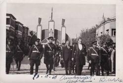 29.10.1938 (Cumhuriyetin 15. Yıl Kutlamalarında) Bursa Valisi Refik Şefik Soyer ve İstiklal Madalyalı Subaylar - Şehir Tarihi - Nr.257