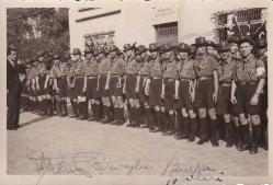 29.10.1938 (Cumhuriyetin 15. Yıl Kutlamalarında) Bursa'da Erkek İzciler Osmanlı Bankası Önünde - İzcilik/Finans/Şehir Tarihi - Nr.259