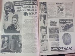 7 Gün Haftalık Aktüalite Sinema Tiyatro Müzik ve Magazin Dergisi - Dünyanın En Acıklı Anası Konuştu - Rose Kennedy ve Eski Gelini Jackie - Kağıttan elektrik pilleri yakında piyasaya çıkıyor - Sihirli Kareler - Erkeklik damarı tuttu askere gitmek istiyor - Taşbebek Erdoğan - Filiz Akın'ın Hamam Böceği Sema Özcan'ın Fika ile Fiko - Bizim Yeşilçam'da da her artistin birer maskotu var - Filiz Akın - Çolpan İlhan - Sadri Alışık - İzzet Günay - Ediz Hun - Fay Köpüklü Deterjan Reklamı - Zonguldak'ın tek kadın polisi Aygüder erkek meslektaşlarına taş çıkarıyor - Meksiko Olimpiyatlarında Serbest Güreş 97 Kiloda Şampiyon olan Ahmet Ayık - Kalpçi Siyami Ersek'in Annesi de Kalp Hastası - Evlilik Nasıl Uzun Ömürlü Olur? - Yalnızlığınızı Yemekle Tedavi Edin - Masalcı Köle - Akıllı Tutsak - Bilen Parmağını Kaldırsın - Üngörmüşler Çizgi Romanı - Bugün de Gülelim - Aile Yarışıyor - 7 Gün'ün büyük oyunu - Bizimkiler ve Fatoş Çizgi Romanı fotoğraf ve haberi - Tam Takım Dergi