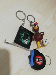 Anahtarlık set koleksiyon dekor hediye nostalji tasarım süs hobi eğlence vintage aksesuar promosyon reklam Hediyelik dekorluk retro turkcell horoz futbolcu anahtarlık. Kuru kafa iskelet görselli mini not defteri anahtarlık. Metre anahtarlık