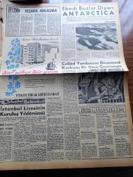 Zafer Gazetesi - 20 Ocak 1958 - Sovyet Başvekilimizin Mesajına Başvekil Adnan Menderes'in Cevabı - Adnan Menderes Suriye İle Halledilecek Bir Davamız Yoktur - Başvekil Adnan Menderes Mithatpaşa Stadında Galatasaray Beşiktaş Maçını Takip Etti - Fatin Rüştü Zorlu Avrupa'dan Döndü - İstanbul'da 112 İşçi Evinin Temeli Atıldı - Şemi Ergin'in Kabul Edilen İstifası Üzerine Ethem Menderes Milli Müdafaa Vekili Oldu - Profesör Doktor İzzet Kantemir Basın Toplantısı Yaparak Penisilin Kullanımı Hakkında Bilgilendirme Yaptı - İngiltere İle Fransa Arasında Orta Doğu'ya Dair Görüş Birliği - Gemlik Sahil Sitesi - Misket Yazan Münir Müeyyet Bekman Yazı Dizisi - Radyo Ve Haberler Yazan Hikmet Münir Ebcioğlu - Anastasia Çarın Kızı Ulus Ve Cebeci Sinemasında - Ebedi Buzlar Diyarı Antarktika - Polonya'da Françoise Sagan'ın Eserleri Zararlı Sayılıyor - Rock And Roll Dansı - İstanbul Lisesi'nin Kuruluş Yıldönümü - Penisilin Hem Faydalı Hem De Zararlı Bir İlaçtır - Galatasaray Cimbom Beşiktaş'ı Yendi
