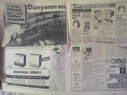 7 Gün Haftalık Aktüalite Sinema Tiyatro Müzik ve Magazin Dergisi - Raquel Welch 3 yılda dünyanın 1 No:lu seks bombası oldu - Güzel yıldız Frank Sinatra ile çevirdiği son film olan ''Ben İçindeki Kadın'' ın birçok sahnelerini bu kıyafetle oynuyor - Marilyn Monroe'nun yerini aldı - Aşkı Almanya'da fırtınalar koparan Türk Çapkın İsmail - Hostes Nil Erkin , göreve başladığı ilk gün 15 evlenme teklifi aldı - Yeşilçam'dan sahneye akın devam ediyor - Güzel olmak için protein şart - Genç kız güzel olduğuna inanmalı - Pahalı Uzatmalı Aşkı - İyi ayının çiftleşmesi için 2 yılda 21 milyon lira harcandı - Çocuklar Sizin İçin - Okulda kızamık var - Bugün de Gülelim - Üngörmüşler Çizgi Romanı - Üniversiteli kayınvalide gelinini kendi okulundan seçti - Az para ile bol sıcak su - 600 yolcu taşıyacak güdümlü dev balon tezgaha konuyor - Aile Yarışıyor - 7 Gün'ün büyük oyunu - Bizimkiler ve Fatoş Çizgi Romanları fotoğraf ve haberi - Tam Takım Dergi