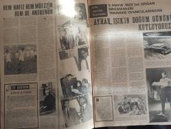 7 Gün Haftalık Aktüalite Sinema Tiyatro Müzik ve Magazin Dergisi - Öteden Beriden - Papatya Falı - Rüyalar ve Şiirler İşte Benim Dünyam - Pervin Par'ın şiir yazdığını ve hep aynı rüyaları gördüğünü biliyor muydunuz? - Hem hafız hem müezzin hem de antrenör - Ev Doktoru - Rauf Sezer - Rahim Kanseri - 5 Mayıs 1929'da doğan sinemamızın tanınmış oyuncularından Ayhan Işık'ın Doğum Gününü Kutluyoruz - 5 Kuruşun Hikayesi - 5 kuruş için 2.5 liralık zaman ve masraf gerekiyor - Cahit Uçuk'tan güzel bir hikaye - Sevincin böylesi - Haftanın Fotoğrafı - Kızılderililer Arasında Bir Türk - Muammer Kaylan - Gelin Gülelim - Turhan Feyzioğlu ile Eşi Anlatıyor: Bir Perşembe Nişanlandık Bir Perşembe Evlendik - Asi Gençler Fotoromanı - Bilmece Bulmaca - Ulvi Okar - Uçağın Hatası Nerede? - Pop Sabun Reklamı - Figen Han - Güzel Ama İki Küçük Kusuru Var - Feza Çağının İnsanı - Stephan Boyd - Shirley Mac Laine - Raquel Welch fotoğraf ve haberi - Derginin Sayfaları Tamdır Kapak Kısmında Kısmi Yırtık Mevcuttur