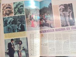 7 Gün Haftalık Aktüalite Sinema Tiyatro Müzik ve Magazin Dergisi - Öteden Beriden - Papatya Falı - Rüyalar ve Şiirler İşte Benim Dünyam - Pervin Par'ın şiir yazdığını ve hep aynı rüyaları gördüğünü biliyor muydunuz? - Hem hafız hem müezzin hem de antrenör - Ev Doktoru - Rauf Sezer - Rahim Kanseri - 5 Mayıs 1929'da doğan sinemamızın tanınmış oyuncularından Ayhan Işık'ın Doğum Gününü Kutluyoruz - 5 Kuruşun Hikayesi - 5 kuruş için 2.5 liralık zaman ve masraf gerekiyor - Cahit Uçuk'tan güzel bir hikaye - Sevincin böylesi - Haftanın Fotoğrafı - Kızılderililer Arasında Bir Türk - Muammer Kaylan - Gelin Gülelim - Turhan Feyzioğlu ile Eşi Anlatıyor: Bir Perşembe Nişanlandık Bir Perşembe Evlendik - Asi Gençler Fotoromanı - Bilmece Bulmaca - Ulvi Okar - Uçağın Hatası Nerede? - Pop Sabun Reklamı - Figen Han - Güzel Ama İki Küçük Kusuru Var - Feza Çağının İnsanı - Stephan Boyd - Shirley Mac Laine - Raquel Welch fotoğraf ve haberi - Derginin Sayfaları Tamdır Kapak Kısmında Kısmi Yırtık Mevcuttur