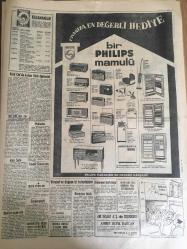 HÜRRİYET GAZETESİ 6 OCAK 1967 YIL :19 SAYI :6715---Kızıl Muhafızlar ,karşı gelenleri insafsızca öldürülüyor ---Kızıl Çin de sene kalan Türk öğrenci yurda döndü ---Veraset ve doğum işleri kolaylaşıyor Nikah memurları kaldırılacak ---Makarios gün geçtikçe silah ve askerini artırıyor ---Turizm acenteleri Çiğli ye yabancı yolcu uçaklarının inmesini istediler ---Kocasına kızıp  adliye koridorunda  soyundu ---Banguoğlu  Kurultay Seçimleri Hileli Yapıldı Dedi ---Çukurova nın  Kurtuluşu Dün Törenle Kutlandı --İran Şahı ile eşi Adana ya  dostluk ziyareti yapıldı ---Liselerde  görgü ve sosyal eğitime de önem verilecek ---Galatasaray 'ın  hedefi haftayı  4 puanla kapatmak ---Namık Seyhan Hayatını Hamallıkla Kazanıyor --Antrenör Basri :Vefa 2. lige düşmeyecek ---Lemiç e  para cezası verilecek ----Kızıl Çin de liderlerin  karıları kapışıyorlar ---Jilet fabrikasında ki  bir usta sakalımı  kesmem diyor ---New York ta kar küreyenler saatte 22 lira kazanıyorlar ----