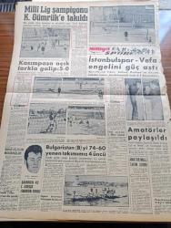 Milliyet Gazetesi - 20 Haziran 1960 - Hürriyet Mitingi Ankara'da Yapılıyor - Soruşturma Kurulu Bugün Açıklanacak - Milli Birlik Komitesi 100 Aday Arasından Üyeleri Seçti - Saidi Nursi'nin Risalesini Dağıtırken Yakalanan 7 Nurcu - İsmet İnönü'nün Heykelinin Kaidesi Etrafındaki Tahtalar Söküldü - Galatasaray Lisesi'nin Pilavı -  Azot Fabrikası 103 Yerine 470 Milyon Liraya Mal Oldu - Gençlik Haftası İhdası İstendi - Çetin Altan Köşe Yazısı - Bugünkü Burç Falınız - Maliye Vekili Ekrem Alican 5 Yılda 8 Milyar Lira Borç Ödememiz Lazım - Kıbrıs Görüşmeleri Tekrar Başlıyor - Eisenhower Kore'ye Gitti - Yazamadıklarımız Uşak'ta Atılan Taş - Sahne Aşkları Çizen Leonard Starr - Kolynos Diş Macunu - Milli Lig Şampiyonu Beşiktaş Karagümrük'e Takıldı - Çetin Şahiner Yüksek Atlama Rekoru Kırdı - Amatör Futbolcular Beşiktaş Galatasaray Ve Fenerbahçe Tarafından Paylaşıldı - Kürek Yarışlarını Anadolu Hisarı Kazandı - İstanbul Yelken Bayramı Dün Törenle Yapıldı